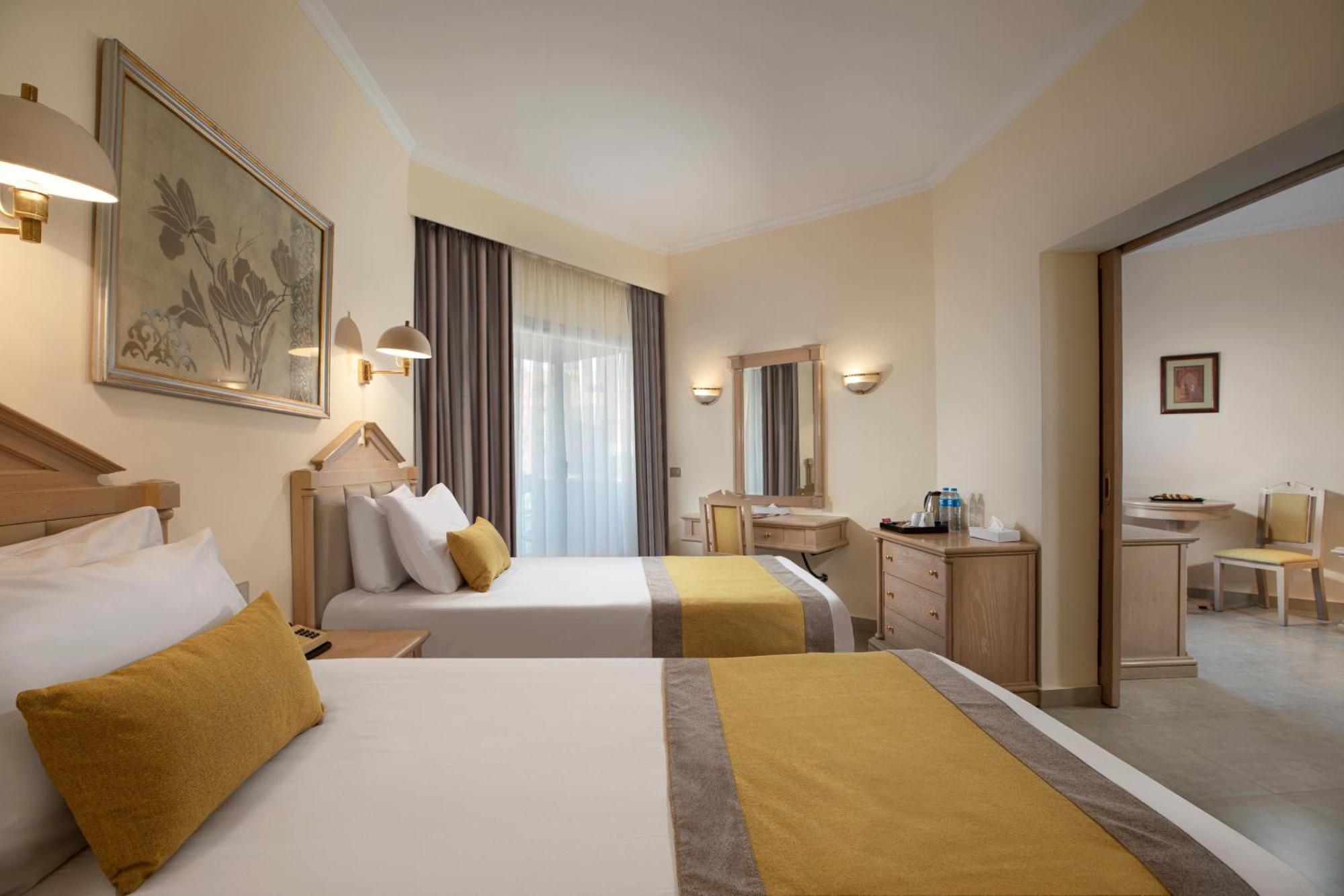 Pyramisa Hotel Luxor Bagian luar foto
