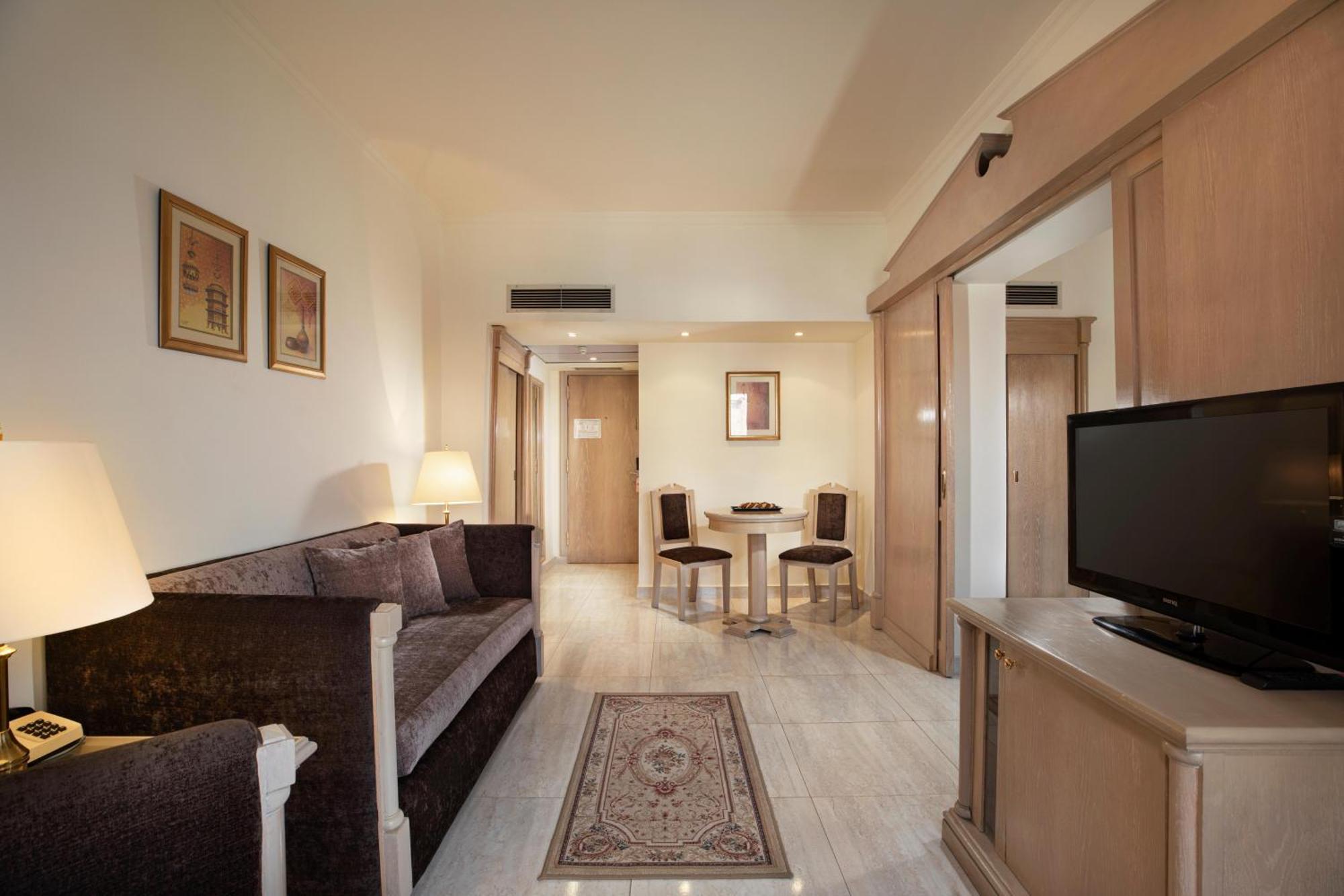 Pyramisa Hotel Luxor Bagian luar foto