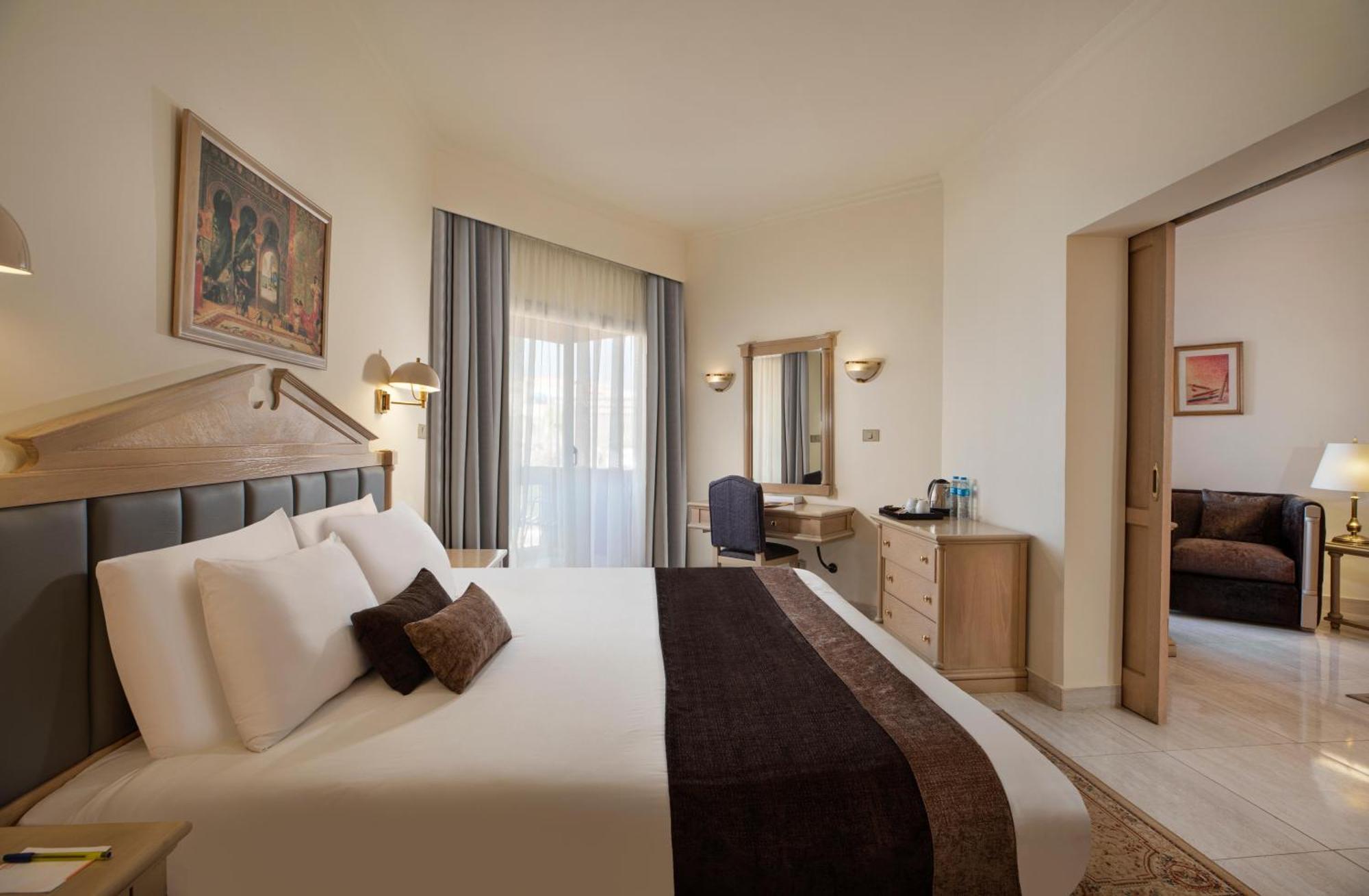 Pyramisa Hotel Luxor Bagian luar foto