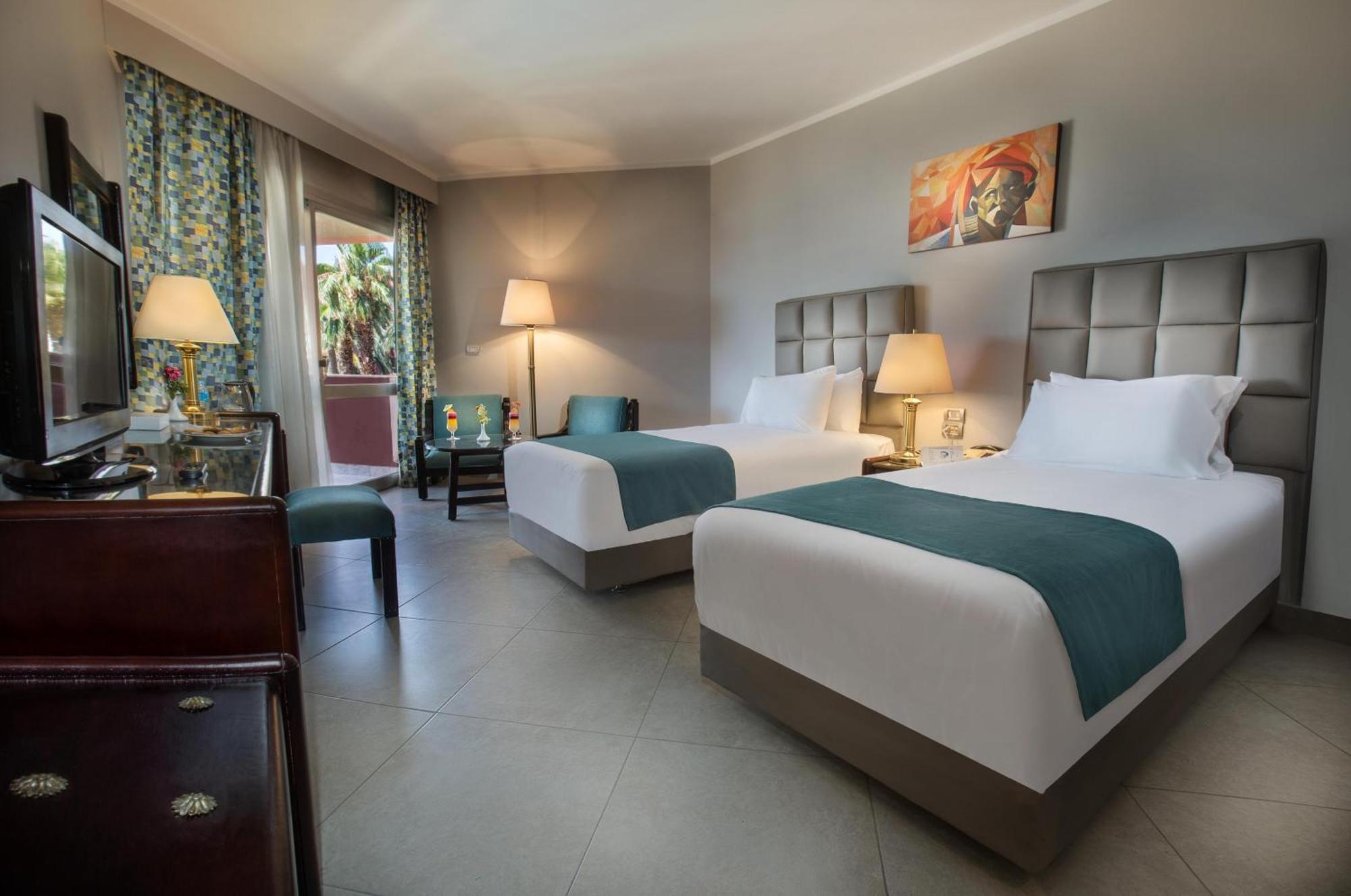 Pyramisa Hotel Luxor Bagian luar foto