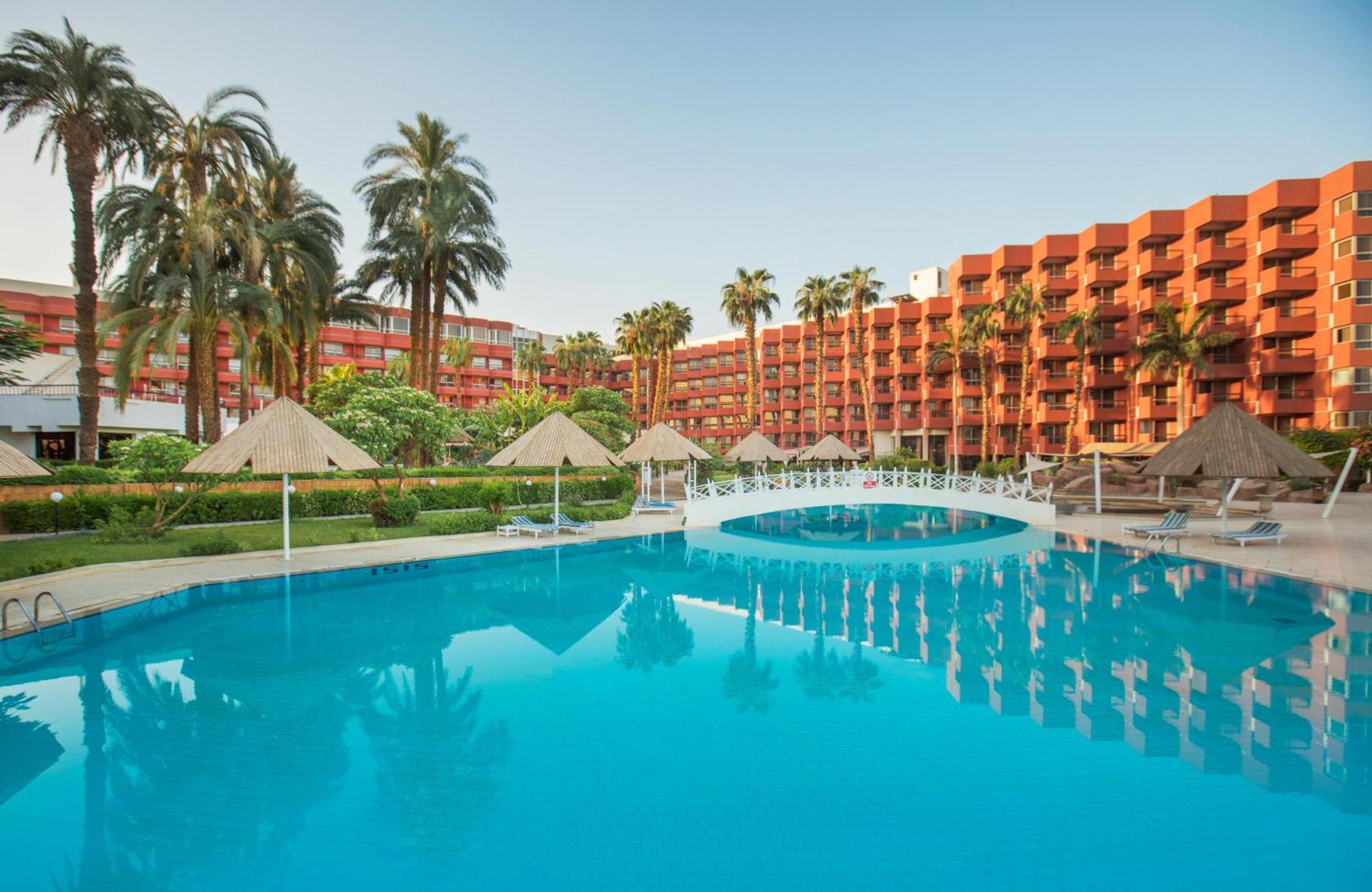Pyramisa Hotel Luxor Bagian luar foto